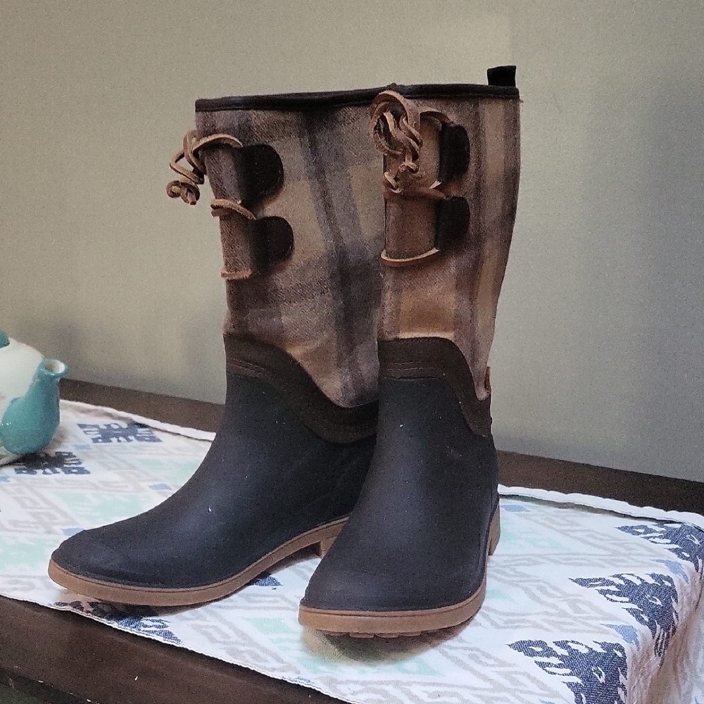 Stylish Brown and Black Women's Boots